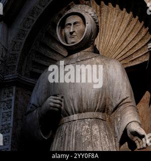 Statue du marquis Alberto V d’Este (1347 - 1393), fondateur de l’Université de Ferrare, sur la façade ouest de la cathédrale Saint-Georges (Duomo di San Giorgio Martire) à Ferrare, Emilie-Romagne, Italie. Banque D'Images