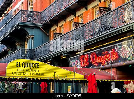 NEW YORK, NY, États-Unis - 13 DÉCEMBRE 2024 : L'hôtel historique Chelsea et le restaurant El Quijote se tiennent bien en vue par une journée ensoleillée. Banque D'Images