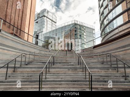 Londres, Royaume-Uni - Oct 13, 2023 - vue en perspective des marches extérieures qui deviennent des murs avec des balustrades élégantes en acier inoxydable poignée de poignée menant à l'entrée Banque D'Images