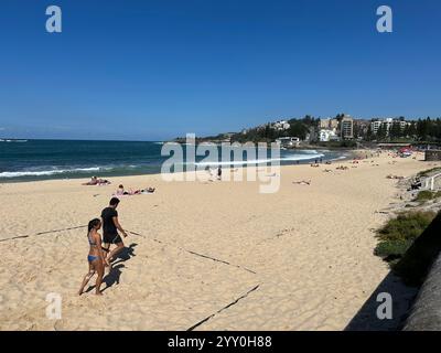 Sydney, Australie. 13 avril 2024. Vue sur Coogee Beach, l'une des nombreuses plages de la métropole australienne de Sydney. Crédit : Steffen Trumpf/dpa/Alamy Live News Banque D'Images