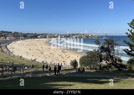 Sydney, Australie. 13 avril 2024. Vue sur Bondi Beach, probablement la plus célèbre des nombreuses plages de la métropole australienne de Sydney. Crédit : Steffen Trumpf/dpa/Alamy Live News Banque D'Images