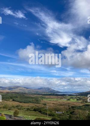 La côte ouest du comté de Cork regardant vers Hungry Hill et Bantry Bay, Irlande - John Gollop Banque D'Images