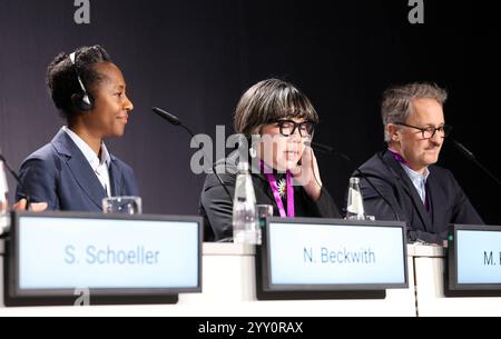 Vorstellung der Kuenstlerischen Leitung der documenta 16 AM Mittwoch 18.12.2024 à Kassel. Foto v.l. : Naomi Beckwith Mami Kataoka, Vertreterin der Findungskommission Yilmaz Dziewior, Vertreter der Findungskommission Naomi Beckwith ist Kuenstlerische Leiterin der Weltkunstausstellung documenta 16 in Kassel 12. Juni bis 19. Septembre 2027. Beckwith SEI von der internationalen sechskoepfigen Findungskommission ausgewaehlt worden, verkuendete der Geschaeftsfuehrer der documenta und Museum Fridericianum gGmbH, Andreas Hoffmann, Am Mittwoch in Kassel. Daraufhin SEI Beckwith vom Aufsichtsrat der docu Banque D'Images