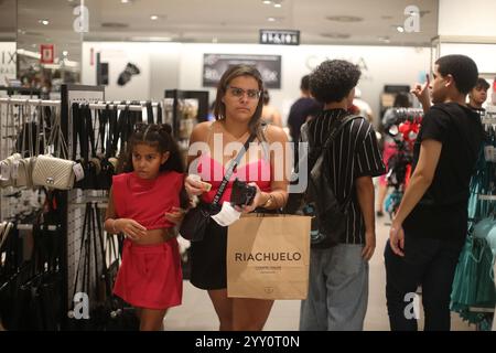 Recife, Brésil. 18 décembre 2024. PE - RECIFE - 12/18/2024 - RECIFE, MOUVEMENT des CENTRES COMMERCIAUX - mouvement des consommateurs à Shopping Recife dans la zone sud de la capitale Pernambuco pendant cette période pré-Noël. Photo : Marlon Costa/AGIF crédit : AGIF/Alamy Live News Banque D'Images