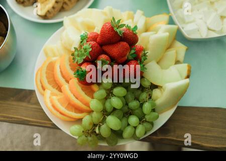 Salade de fruits sur une assiette blanche. Salade de fruits frais sur une assiette blanche. Banque D'Images