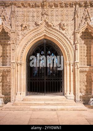 Passerelle voûtée à travers le rideau de pierre menant au chœur et au choeur de la cathédrale chrétienne de Lincoln, en Angleterre. Banque D'Images