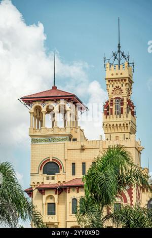 Palais Montaza à Alexandrie, Egypte. Un superbe monument architectural historique avec des tours ornées, des arches et des détails complexes entourés d'arbres. Banque D'Images