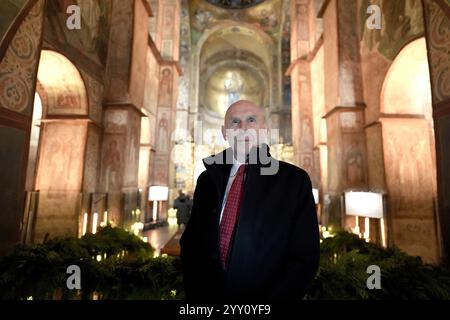 Le secrétaire à la Défense John Healey visite la cathédrale Sainte-Sophie à Kiev, en Ukraine. Date de la photo : mercredi 18 décembre 2024. Banque D'Images