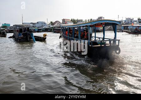 Vietnam, 2024-03-03, delta du Mékong, delta du Mékong, bateau, marché flottant, pollution, fumée, moteur, nuage, ombres, reflets, croisière Banque D'Images