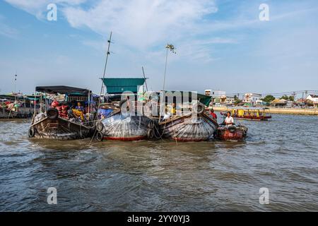 Vietnam, 2024-03-03, delta du Mékong, delta du Mékong, bateau, marché flottant, bateau de maison, rivière, bateaux attachés, ombre, soleil, ciel Banque D'Images