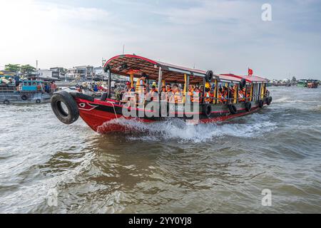 Vietnam, 2024-03-03, delta du Mékong, delta du Mékong, bateau, marché flottant, bateau, touristes, croisière, eau, vagues, vitesse, bateau rouge Banque D'Images
