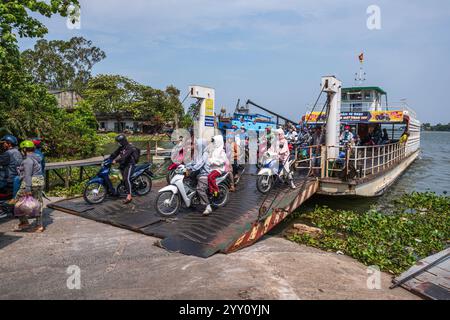Vietnam, 2024-03-03, delta du Mékong, delta du Mékong, bateau, motos, soleil, rivière, ombres, transport, traversée de la rivière, baignoire de bateau Banque D'Images