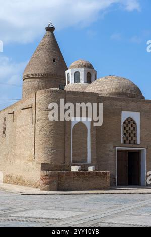 Mausolée de Chashma-Ayub, photo verticale. Il est situé dans Boukhara, Ouzbékistan. La partie la plus ancienne de l'objet remonte au XIIe siècle Banque D'Images