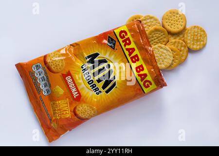 Paquet de Mini Cheddars original ouvert avec le contenu renversé renversé isolé sur fond blanc - cuit avec un vrai sac de grappin de fromage Banque D'Images