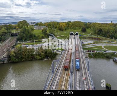 Test de charge sur le pont Neckar, vue aérienne. En raison de la conception inhabituelle, les contrôles dimensionnels sont obligatoires devant le pont est ouvert aux trains. T Banque D'Images