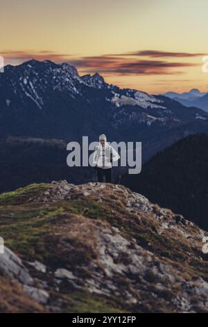 Trail Running en automne sur le Jochberg sur le lac Walchensee dans le magnifique décor des Alpes, Bavière, Allemagne, Europe Banque D'Images