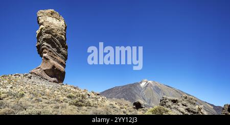 Roque Chinchado, également connu comme l'arbre de pierre ou doigt de Dieu, point de repère de l'île, Los Roques de Garcia, derrière lui le Pico del Teide, 3717m, Las Banque D'Images