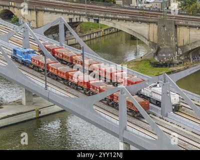 Test de charge sur le pont Neckar, vue aérienne. En raison de la conception inhabituelle, les contrôles dimensionnels sont obligatoires devant le pont est ouvert aux trains. T Banque D'Images