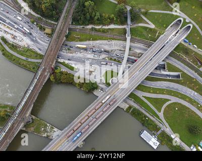 Test de charge sur le pont Neckar, vue aérienne. En raison de la conception inhabituelle, les contrôles dimensionnels sont obligatoires devant le pont est ouvert aux trains. T Banque D'Images