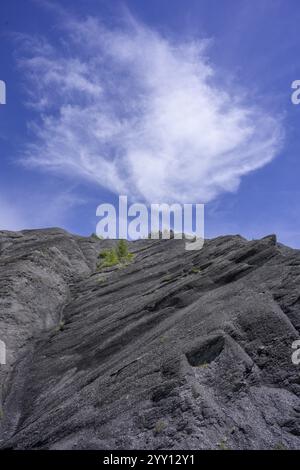 Ardoise sombre et nuage blanc sur un ciel bleu, Entraunes, Département Alpes-Maritimes, France, Europe Banque D'Images
