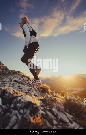 Trail Running en automne sur le Jochberg sur le lac Walchensee dans le magnifique décor des Alpes, Bavière, Allemagne, Europe Banque D'Images