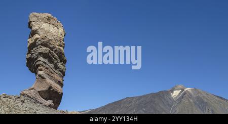 Roque Chinchado, également connu comme l'arbre de pierre ou doigt de Dieu, point de repère de l'île, Los Roques de Garcia, derrière lui le Pico del Teide, 3717m, Las Banque D'Images