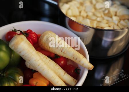 Cuisine souabe, racine de persil crue pour la préparation de racine de persil et purée de pommes de terre aux rognons aigres, cuisine de grand-mère, régionale, ingredie Banque D'Images