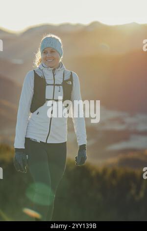 Trail Running en automne sur le Jochberg sur le lac Walchensee dans le magnifique décor des Alpes, Bavière, Allemagne, Europe Banque D'Images