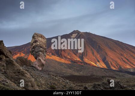 Panorama au lever du soleil sur la Roque Chinchado, également connu comme l'arbre de pierre ou doigt de Dieu, point de repère de l'île, Los Roques de Garcia, derrière elle le Banque D'Images