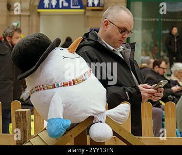 Glasgow, Écosse, Royaume-Uni. 18 décembre 2024. La gare de Noël a vu l'arbre et les passagers impliqués dans l'escapade pour les vacances dans Centrel srarion. Crédit Gerard Ferry /Alamy Live News Banque D'Images
