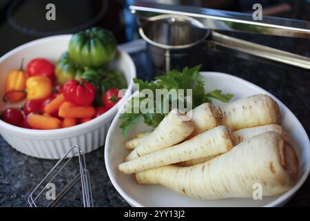 Cuisine souabe, préparation de racine de persil et purée de pommes de terre avec des rognons aigres, cuisine de grand-mère, régional, ingrédients, racine de persil cru, va Banque D'Images