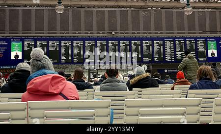 Glasgow, Écosse, Royaume-Uni. 18 décembre 2024. La gare de Noël a vu l'arbre et les passagers impliqués dans l'escapade pour les vacances dans Centrel srarion. Crédit Gerard Ferry /Alamy Live News Banque D'Images