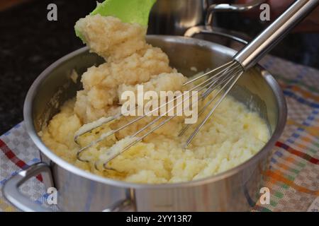 Cuisine souabe, préparation de racine de persil et de purée de pommes de terre, purée de pommes de terre pour les rognons aigres, purée de pommes de terre dans une casserole, ajout de purée de persl Banque D'Images