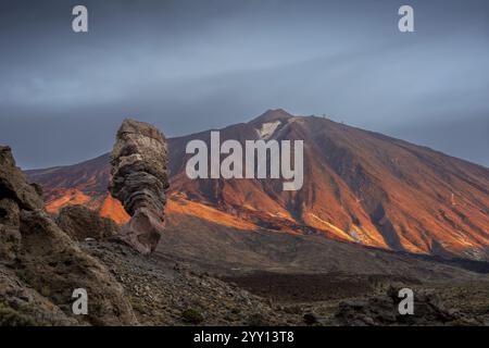 Panorama au lever du soleil sur la Roque Chinchado, également connu comme l'arbre de pierre ou doigt de Dieu, point de repère de l'île, Los Roques de Garcia, derrière elle le Banque D'Images