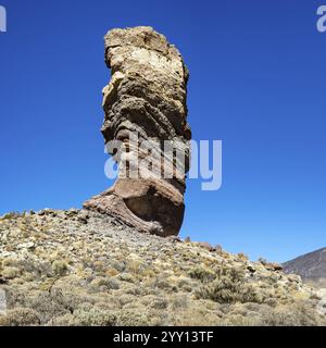 Roque Chinchado, également connu comme l'arbre de pierre ou doigt de Dieu, point de repère de l'île, Los Roques de Garcia, derrière lui le Pico del Teide, 3717m, Las Banque D'Images