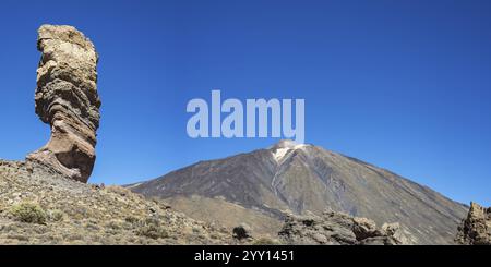 Roque Chinchado, également connu comme l'arbre de pierre ou doigt de Dieu, point de repère de l'île, Los Roques de Garcia, derrière lui le Pico del Teide, 3717m, Las Banque D'Images