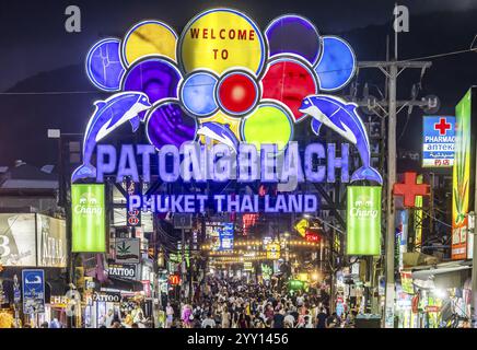 Foules de gens sur Bangla Street dans la soirée. Vie nocturne sur Bangla Walking Street avec Go-Go bars, clubs, bars de cannabis et une intensité sonore extrême. Paton Banque D'Images