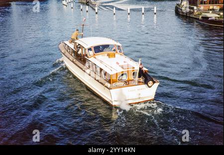 Le bateau de croisière « Lady Beryl » Broads renommé par George Formby d'après son épouse, construit en 1950, photographié sur la Tamise, Marlow, Buckinghamshire, Angleterre, Royaume-Uni le 17 avril 1960 Banque D'Images