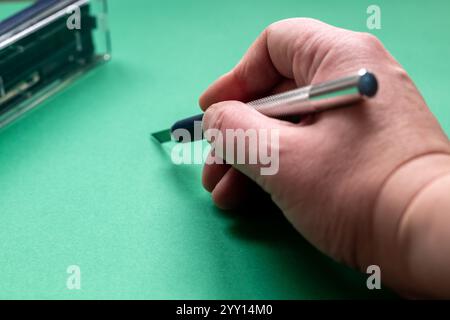 couteau utilitaire (également connu sous le nom de couteau de précision ou exacto) avec des lames interchangeables utilisées pour l'artisanat ou la modélisation Banque D'Images