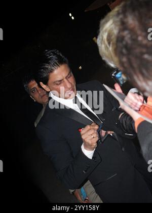 Bollywood Star Shah Rukh Khan saluant ses fans qui étaient les plus bruyants sur le tapis rouge avant le gala caritatif de l'UNESCO 2011 à Düsseldorf, en Allemagne. Banque D'Images