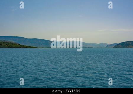 La côte ionienne près de Ksamil, une partie de la Riviera albanaise. Ici, les collines verdoyantes de la chaîne de montagnes Ceraunian rencontrent le détroit de Corfou Banque D'Images