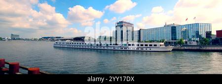 Bateau de croisière fluviale près de la gare principale dans le centre-ville d'Amsterdam, pays-Bas Banque D'Images