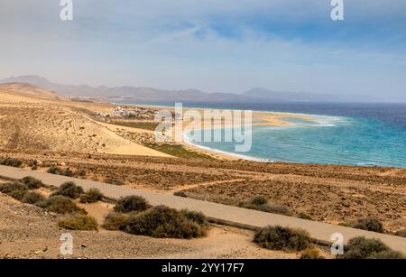 TIERRA DORADA, ESPAGNE - 5 DÉCEMBRE : (NOTE DE LA RÉDACTION : un filtre de couleur graduée a été utilisé pour cette image.) Vue générale de la plage Playa de Sotavento de Jandía le 5 décembre 2024 à Tierra Dorada, Espagne. Banque D'Images