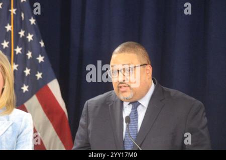 New York, États-Unis. 17 décembre 2024. Manhattan DA Alvin Bragg et la commissaire du NYPD Jessica Tisch annoncent l'inculpation de Luigi Mangione. Credit : Matthew Russell Lee/Alamy Live News Banque D'Images