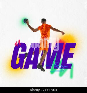 Vue arrière du jeune homme en uniforme orange, joueur de handball en mouvement avec balle sur fond blanc avec typographie violette audacieuse et colorée Banque D'Images
