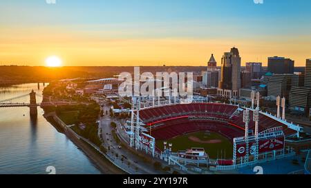 Antenne de Cincinnati Skyline avec Ballpark et Roebling Bridge au coucher du soleil Banque D'Images