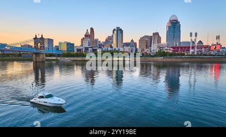 Antenne de Cincinnati Skyline et Roebling Bridge au coucher du soleil Banque D'Images