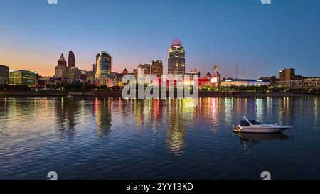 Cincinnati Skyline et Ohio River Reflections à Twilight Aerial Banque D'Images