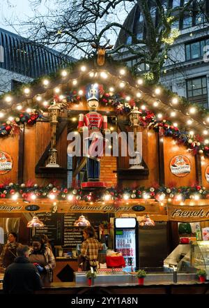 Batteur de Noël décoratif sur un stand de nourriture à la foire de Noël à Leicester Square, Londres Banque D'Images
