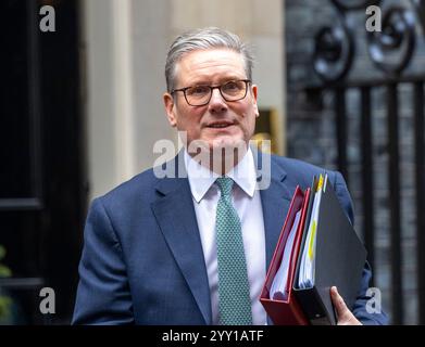 Londres, Royaume-Uni. 18 décembre 2024. Le premier ministre, Keir Starmer, quitte le numéro 10 pour aller au Parlement pour les questions des premiers ministres. Il affrontera Kemi Badenoch de l'autre côté de la boîte d'envoi dans les dernières questions des premiers ministres de l'année. Crédit : Karl Black/Alamy Live News Banque D'Images